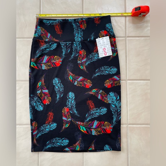 LuLaRoe Dresses & Skirts - NWT Lularoe Cassie Pencil Skirt - Black, Red and Blue feather design - Size S